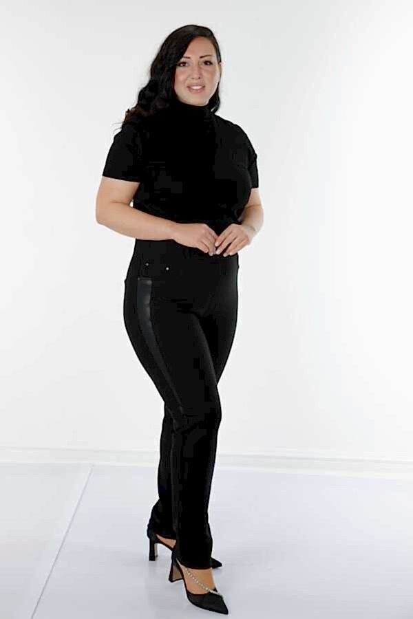 Reel Tekstil - Likralı Örme Kumaş İle Üretilen Tayt Pantolon Deri Detaylı Kadın Giyim Üreticisi - 3656 | Reel Tekstil