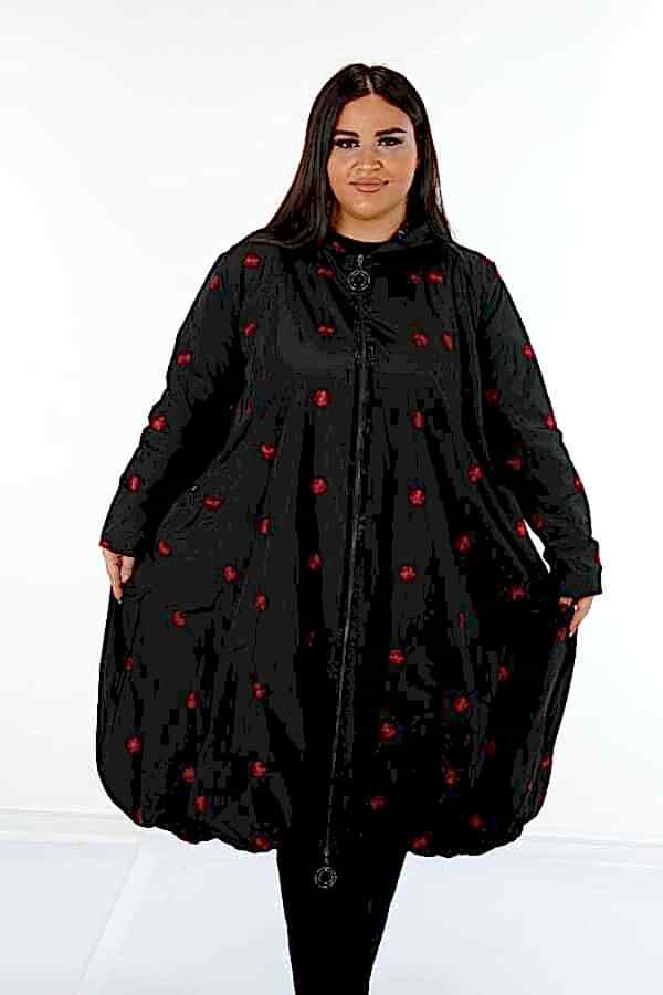 Reel Tekstil - Su Geçirmez Paraşüt Kumaş İle Üretilen Yağmurluk Nakışlı Taş İşlemeli Kapüşüonlu Kadın Giyim Üreticisi - 7574 | Reel Tekstil